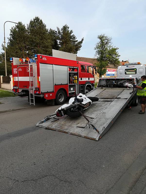 Po střetu silniční motorky s osobním autem zemřel motorkář (ročník 1982).