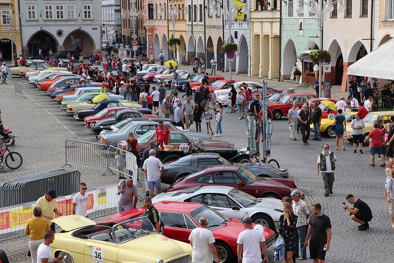 Přehlídka při zahájení South Bohemia Classic na budějovickém náměstí.