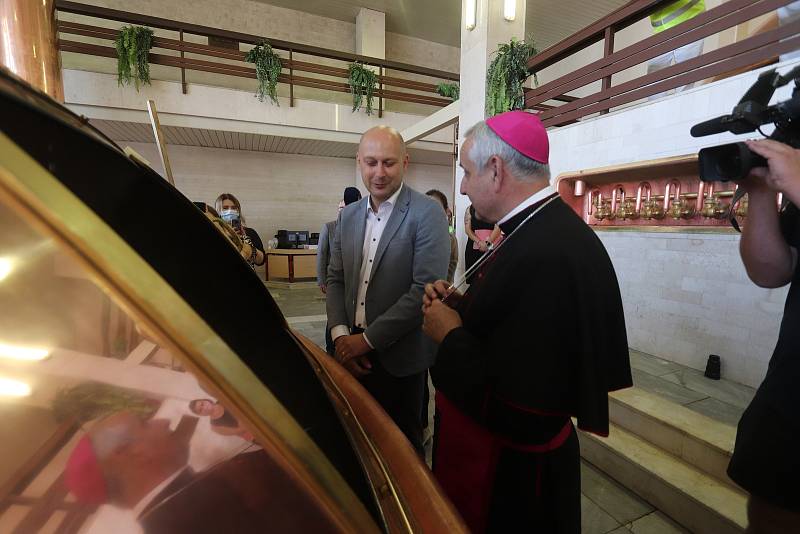 Českobudějovický biskup Vlastimil Kročil posvětil na varně národního pivovaru Budějovický Budvar zvláštní várce světlého ležáku.