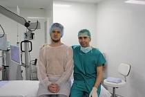 První pacient Tomáš Jáger (vlevo) a operatér Pavel Stodůlka těsně před zákrokem.