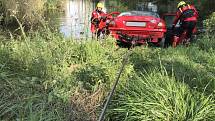 Hasiči z Milevska vytáhli z vody havarované potopené auto.