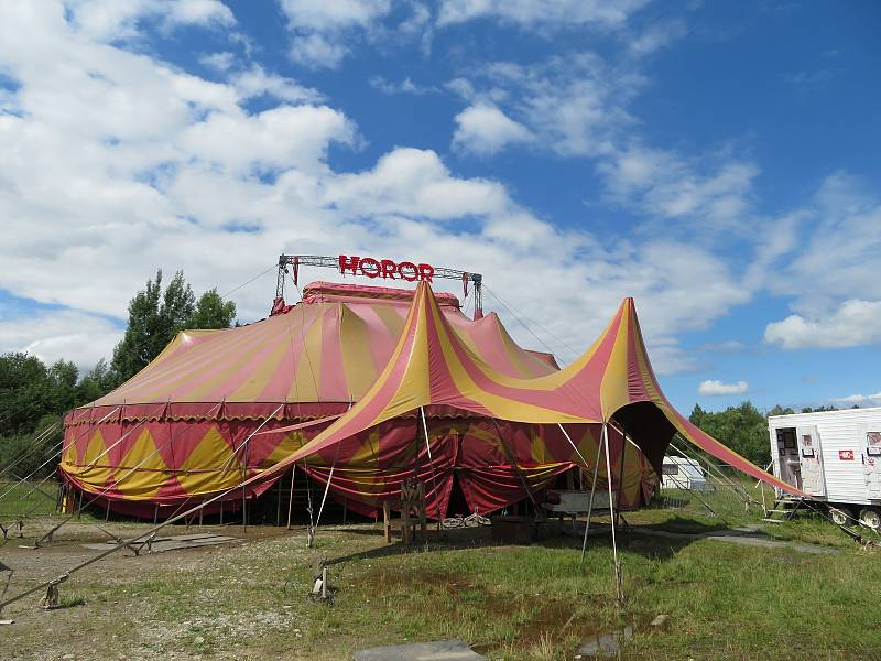 První a jediný český hororový cirkus hostuje v Českých Budějovicích. Podívejte se do zákulisí.