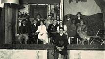 Ochotníci hráli divadlo. V roce 1928 zinscenovali dobrovolníherci představení Tulácká krev.