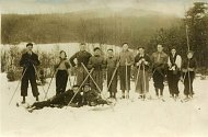 Členové místního Sokola na lyžařském výletě po vltavotýnském okolí, počátek 30. let 20. století.