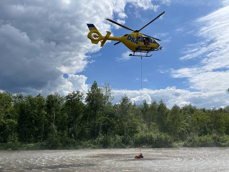 Letečtí záchranáři cvičili záchranu z vodní hladiny.