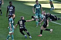 Doma fotbalisté Dynama porazili Karvinou 3:1 (na snímku se ze svého gólu raduje Mick van Buren, s gratulací spěchá Patrik Čavoš), uspějí i v neděli v Karviné?