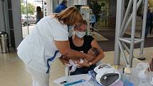 K Národnímu týdnu kojení si maminky mohly v terminále českobudějovické nemocnice prohlédnout pomůcky ke kojení, také si mohly vyzkoušet pomocí  panenky správnou techniku kojení.