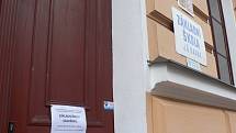 V Českých Budějovicích bude od středy 11. 3. 2020 uzavřeno 16 základek zřizovaných městem. Na snímku vchod do ZŠ J. Š. Baara.