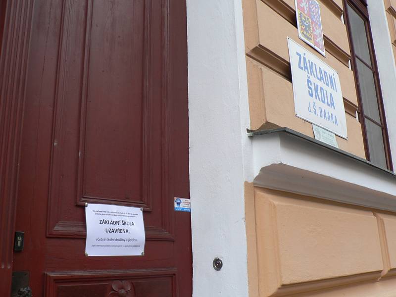 V Českých Budějovicích bude od středy 11. 3. 2020 uzavřeno 16 základek zřizovaných městem. Na snímku vchod do ZŠ J. Š. Baara.