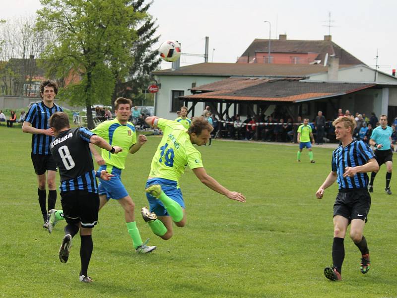 Fotbalisté Velešína (na snímku z minulé soboty čelí v Nemanicích - v pruhovaných dresech - šanci Miroslava Novotného) hostí v sobotu Planou.