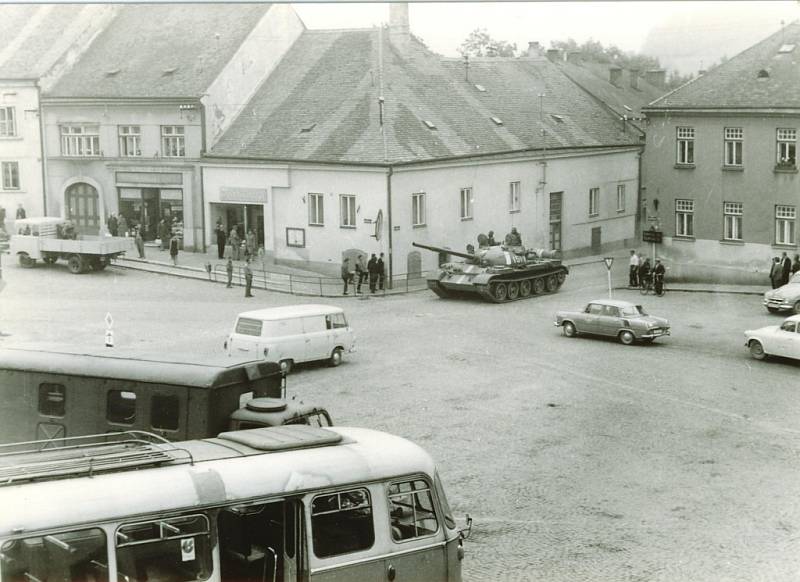 Lidé se na avizovanou invazi armád připravovali. Přetírali směrové značky, otáčeli je. Organizovali podpisové akce. Přesto se tanky dostaly na náměstí, kde k nelibosti místních nějaký čas setrvaly.