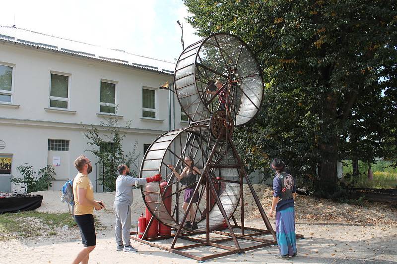 Maker Faire neboli přehlídka různých vynálezů přitáhla v sobotu od deseti hodin do českobudějovické "Žižkárny" davy návštěvníků.