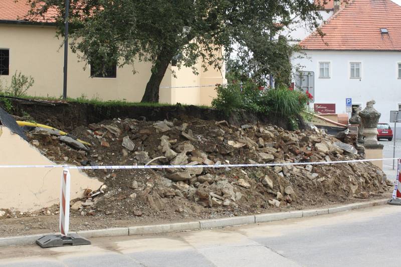 Obyvatelé města v pondělí pokračovali v likvidaci škod, které napáchal víkendový přívalový déšť.