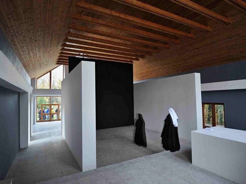 Hřbitovní Galerie Na shledanou ve Volyni nabízí vevnitř architektonickou intervenci Überraum, šest metrů vysokou stavbu, jejímž autorem je Norbert Schmidt.