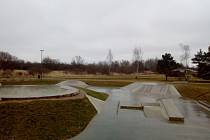Dosud neupravené plochy mezi Parkem 4D a hokejovou halou na okraji sídliště Máj (na snímku v pozadí) chce přeměnit českobudějovická radnice v další odpočinkovou zónu. Ta současná nabízí třeba i malý areál pro skateboard.