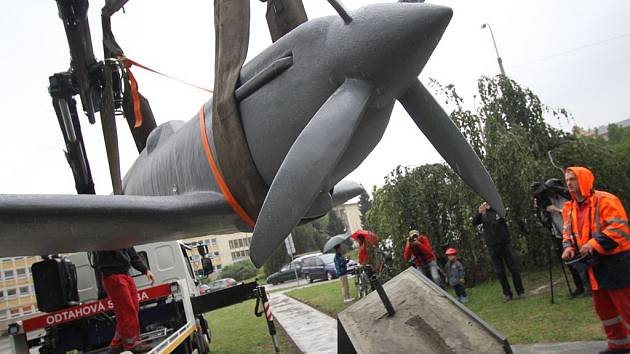 Sklolaminátový model válečné stíhačky Spitfire Mk.IX instalovali včera na podstavec na Senovážném náměstí v Českých Budějovicích zaměstnanci Dopravního podniku města ČB. Model je součástí pomníku padlým českým letcům RAF.
