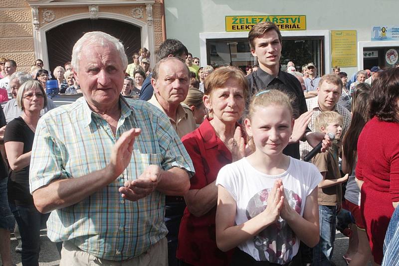 Ve Velešíně diskutoval Miloš Zeman s místními obyvateli.