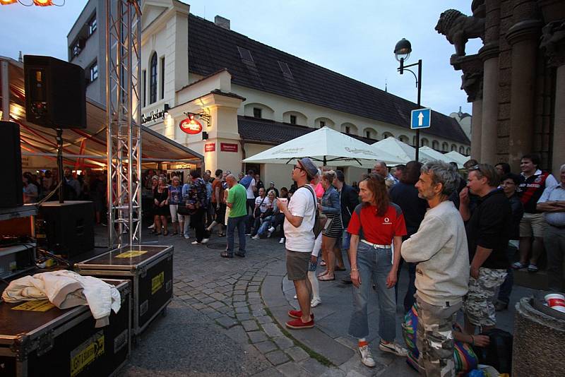 Kolem legendární českobudějovické pivnice Masné krámy v Krajinské ulici to od pátku do neděle díky Masné krámy FESTU pěkně žilo.