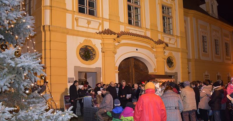 Česko zpívá koledy na náměstí v Borovanech.