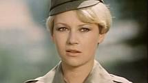 V uniformě celní správy hrála Kateřina Macháčková asi ve svých 29 letech v seriálu Ve znamení Merkura.
