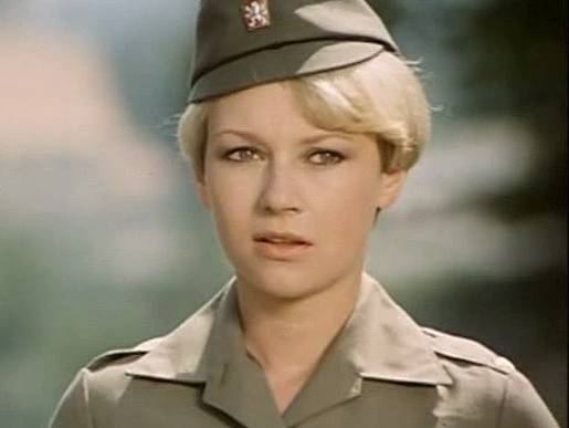 V uniformě celní správy hrála Kateřina Macháčková asi ve svých 29 letech v seriálu Ve znamení Merkura.
