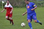 Radost zkušeného střelce. Kapitán Dřítně Jaroslav Klimeš (v modrém dresu) zaznamenal v Křemži hattrick. 