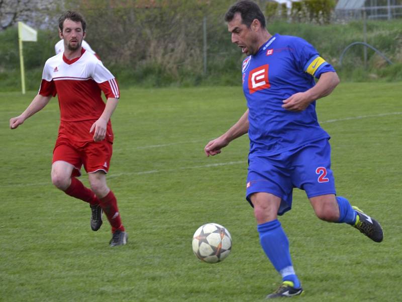 Radost zkušeného střelce. Kapitán Dřítně Jaroslav Klimeš (v modrém dresu) zaznamenal v Křemži hattrick. 