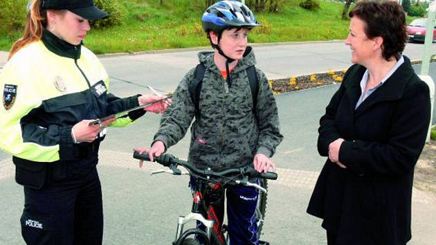 Dvanáctiletý Robert Maurer, který chodí na ZŠ Nerudova, se stal v pondělí prvním  letošním cyklistou, který dostal od  magistrátu města nové jízdní kolo. 