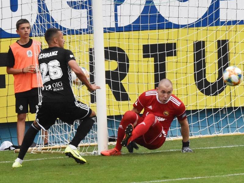 V minulém utkání I. ligy fotbalisté Dynama doma  vyhráli se Zlínem 2:0 (na snímku Ivan Schranz před zlínským brankářem Dostálem), jak to bude v sobotu večer s Plzní (19)?