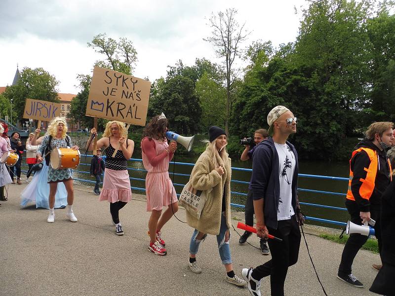 Českobudějovický majáles 2020. Studenti v maskách tentokrát v menším množství prošli městem. Veselí byli i tentokrát.