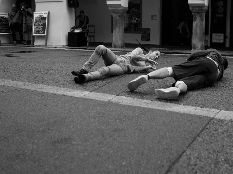 Venkovní taneční představení Accidia španělské skupiny La coja dansa v českobudějovické Krajinské ulici. Vystoupení bylo součástí jubilejního 25. ročníku festivalu TANEC PRAHA.Tanečníci Inés Belda a Santi de la Fuente