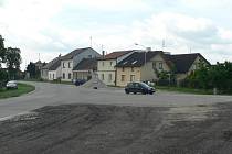 Na snímku je Plavská ulice mezi Českými Budějovicemi a Roudným zhruba v místech bývalé točny městské hromadné dopravy. 