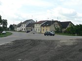 Na snímku je Plavská ulice mezi Českými Budějovicemi a Roudným zhruba v místech bývalé točny městské hromadné dopravy. 