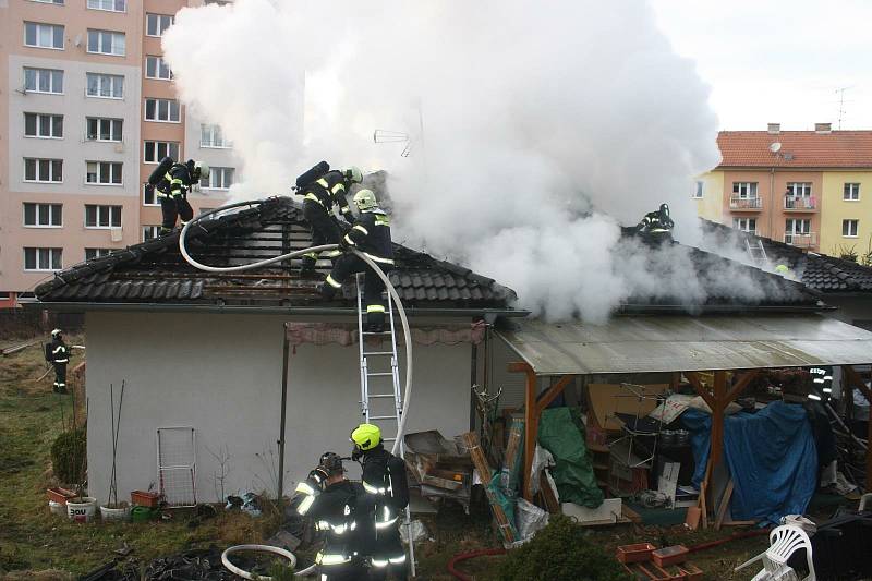 Škoda po požáru domu ve Zlivi je přes milion korun.