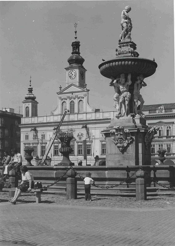 Radnice po sejmutí soch ctností z římsy. Foto ze sbírky fotografií a pohlednic Jiřího Dvořáka poskytl Státní okresní archiv České Budějovice.