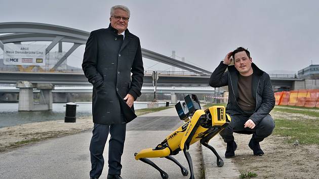 Co předvede pes robot v Linci? Na snímku s ním jsou zakladatelé společnosti Daniel Höller a Dominic Koll.