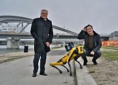 Co předvede pes robot v Linci? Na snímku s ním jsou zakladatelé společnosti Daniel Höller a Dominic Koll.