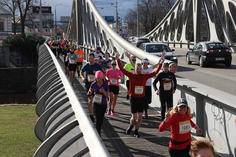 Ulice Českých Budějovic zaplavili účastníci ČEZ Run Tour.