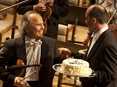 Houslový virtuos Václav Hudeček oslavil koncertem v Českých Budějovicích 60. narozeniny, které měl 7. června. Dort mu předal a Bachův dvojkoncert d moll s ním zahrál Jan Talich.