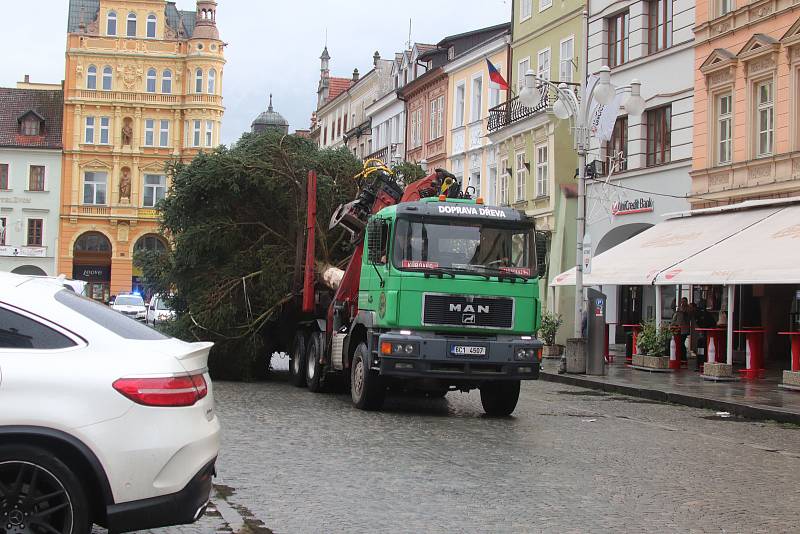 Vánoční strom pro České Budějovice již dorazil na náměstí.