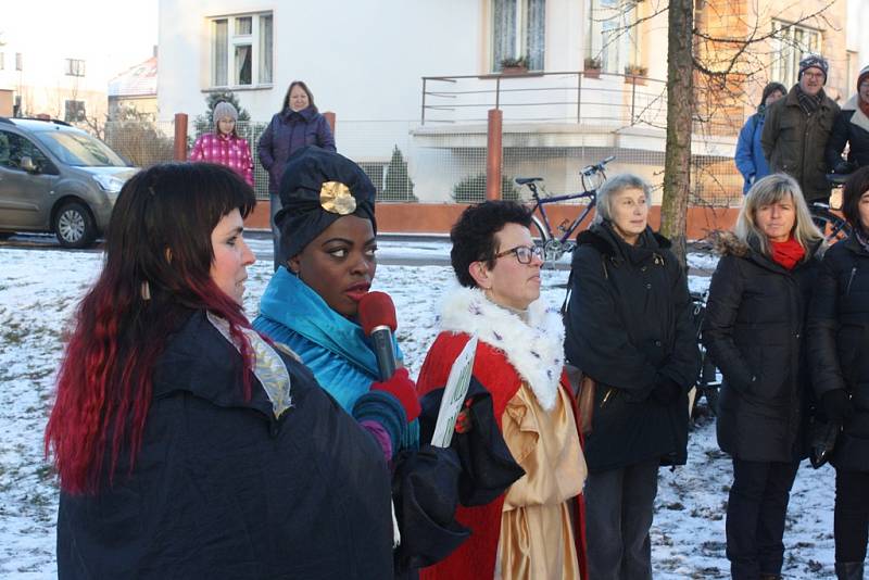 Moc, bohatství a také petice a názory občanů přinesli symbolicky tři králové členky Utrhlého divadla, ve středu odpoledne k Malému jezu v Českých Budějovicích.