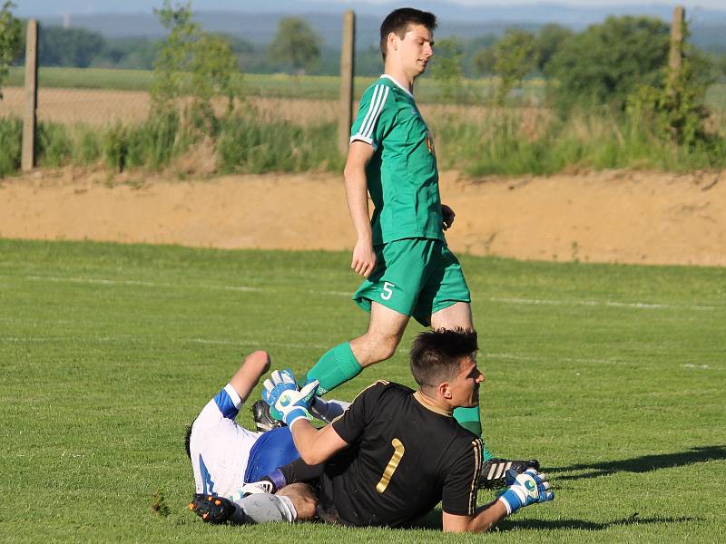 Fotbalisté Dolního Bukovska zdolali v sobotu Mladou Vožici 2:0 (2:0), skórovali Zahradník a Klika.
