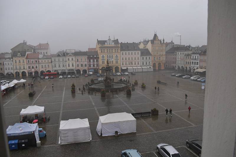 Dým zahalil v pátek navečer kašnu na náměstí Přemysla Otakara II. v Českých Budějovicích. Mohlo jít o zklamané fotbalové fanoušky, kteří nepřenesli přes srdce, že byl kvůli koronaviru zrušen zápas Dynama.