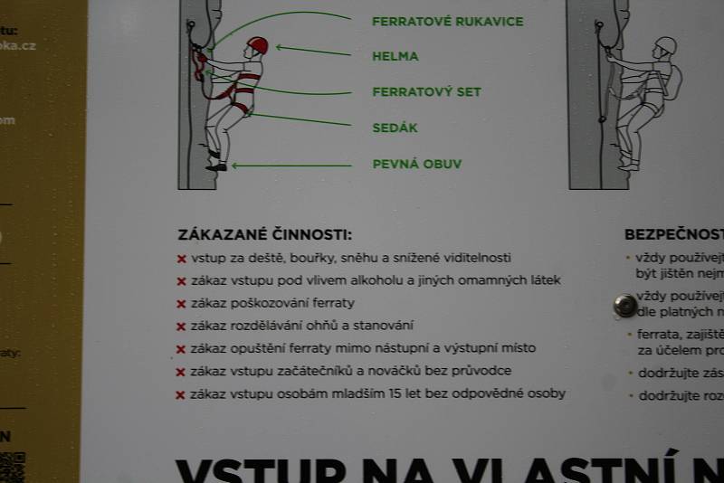 Na skále nad Vltavou mezi Hlubokou a Purkarcem je nová via ferrata, vhodná je i pro rodiny s fyzicky zdatnými dětmi.