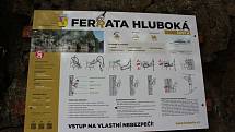 Na skále nad Vltavou mezi Hlubokou a Purkarcem je nová via ferrata, vhodná je i pro rodiny s fyzicky zdatnými dětmi.
