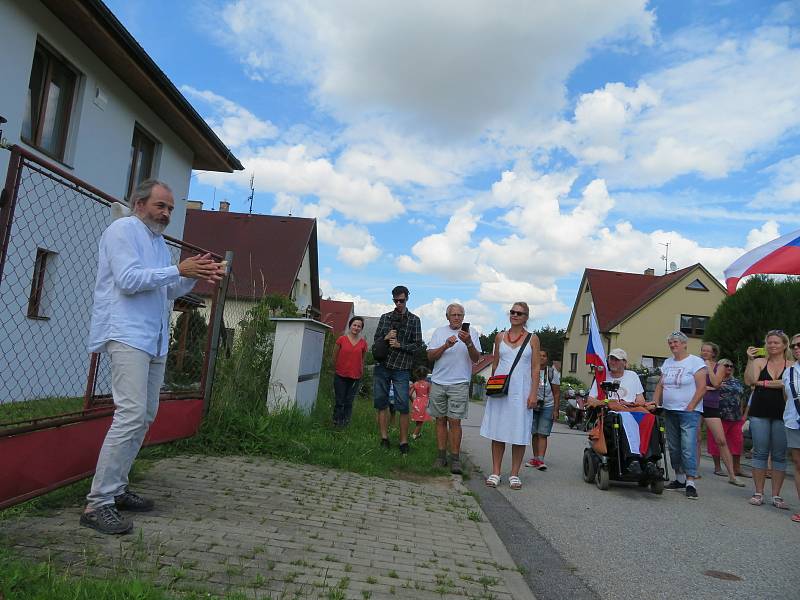 V pátek 16. července vyrazila jízda svobody z Českých Budějovic do Včelné. Potom se průvod vydal pěšky před dům Františka Mareše.