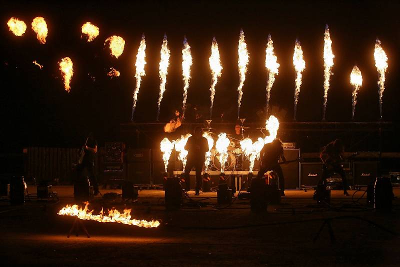 Muzikanti z hudební skupiny Seven natočili se svými přáteli videoklip, ve kterém bylo použito 63 výrobníků plamene a dalších 150 další podiových pyrotechnických efektů. Ohně připravil Tomáš Libich.