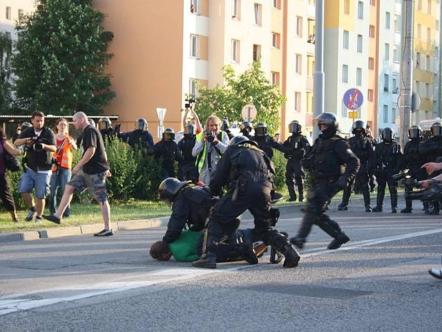 Demonstrace na Máji 13. července.