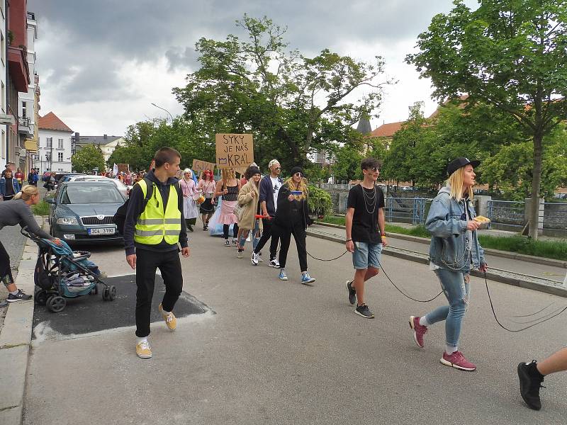 Českobudějovický majáles 2020. Studenti v maskách tentokrát v menším množství prošli městem. Veselí byli i tentokrát.