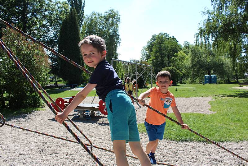 Dětská hřiště a pískoviště v Českých Budějovicích zase obývají rodiče s ratolestmi.